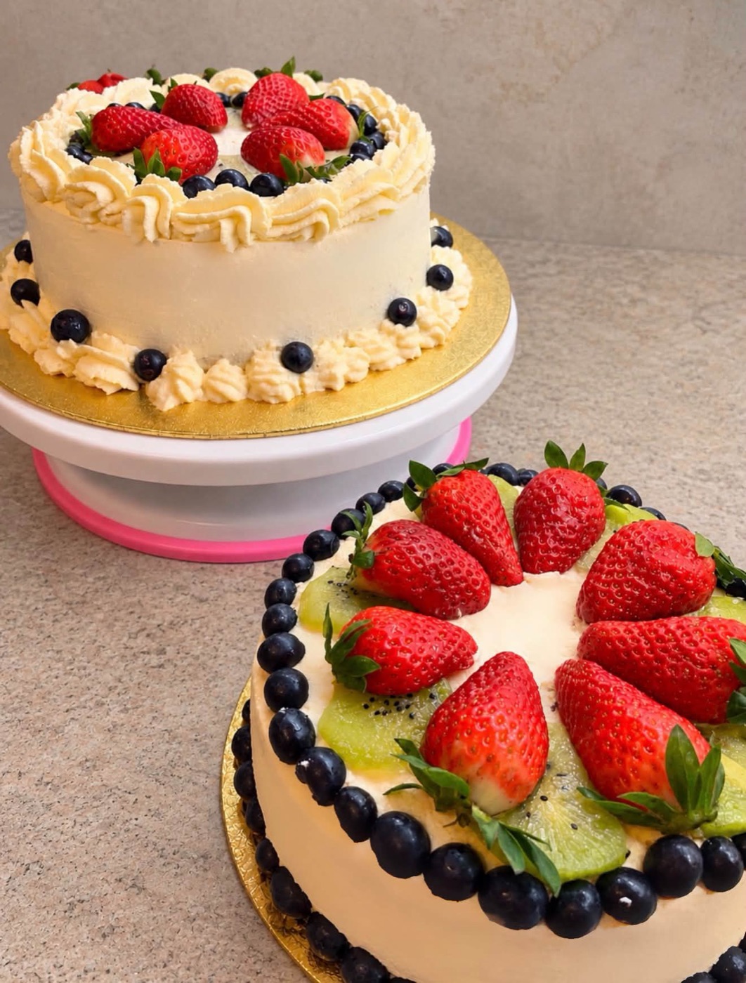 Zwei Fruchttorten mit Erdbeeren, Heidelbeeren und Kiwi