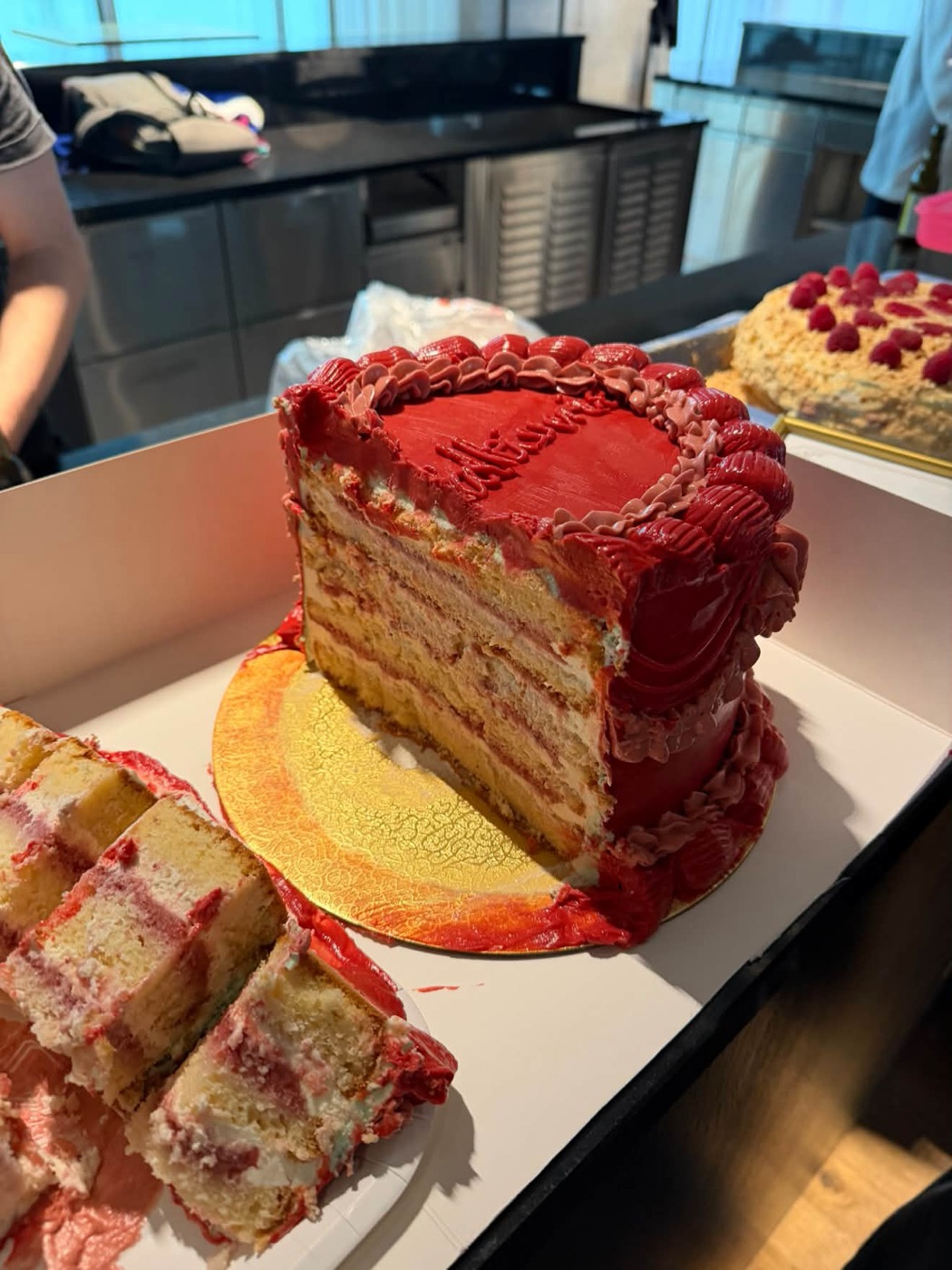 Die rote Torte angeschnitten, man sieht die Schichten