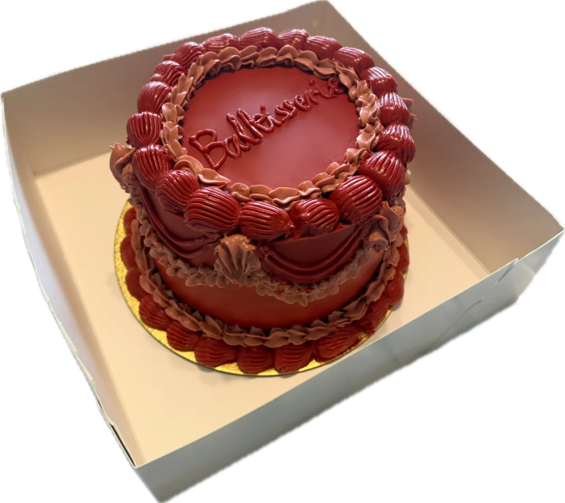 Rote Vintage-Torte in der Schachtel, oben steht Balkisserie
